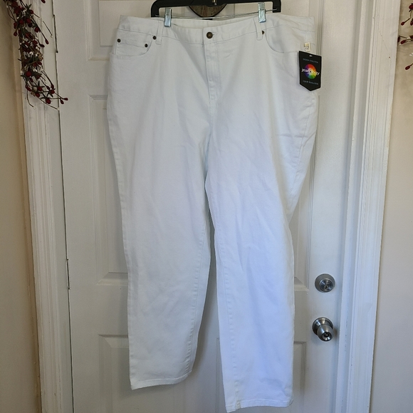 Jeanology Collection Woman's Cropped Capri's, Size: 24W Color: White - Picture 1 of 13